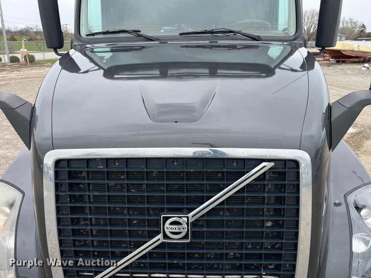 image for item LD9389 2013 Volvo VNL semi truck
