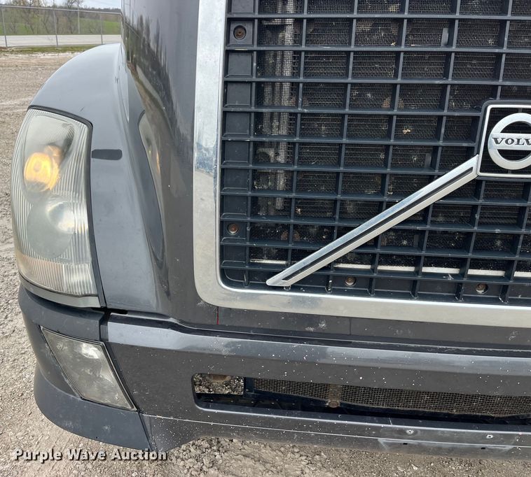 image for item LD9389 2013 Volvo VNL semi truck