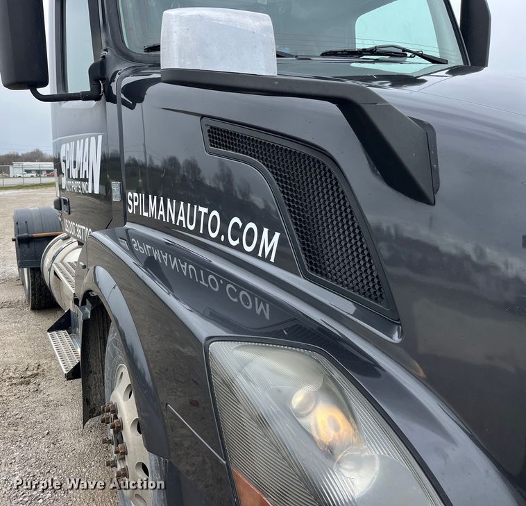 image for item LD9389 2013 Volvo VNL semi truck