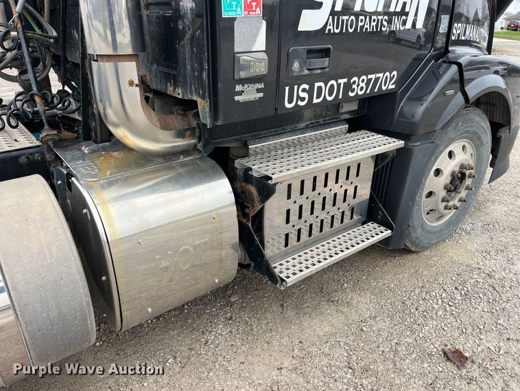 image for item LD9389 2013 Volvo VNL semi truck