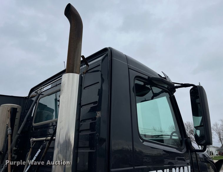 image for item LD9389 2013 Volvo VNL semi truck