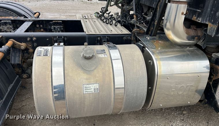 image for item LD9389 2013 Volvo VNL semi truck