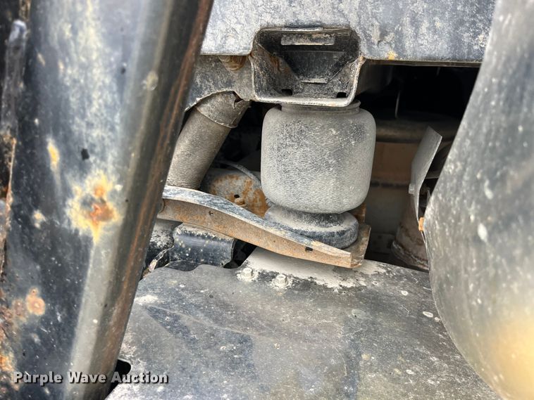 image for item LD9389 2013 Volvo VNL semi truck