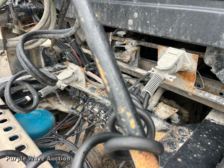 image for item LD9389 2013 Volvo VNL semi truck