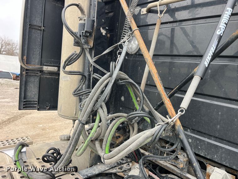 image for item LD9389 2013 Volvo VNL semi truck