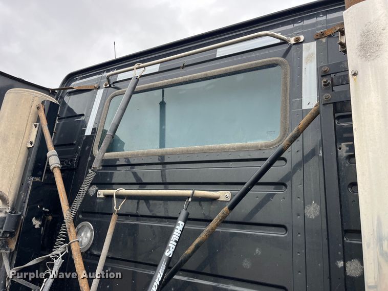 image for item LD9389 2013 Volvo VNL semi truck