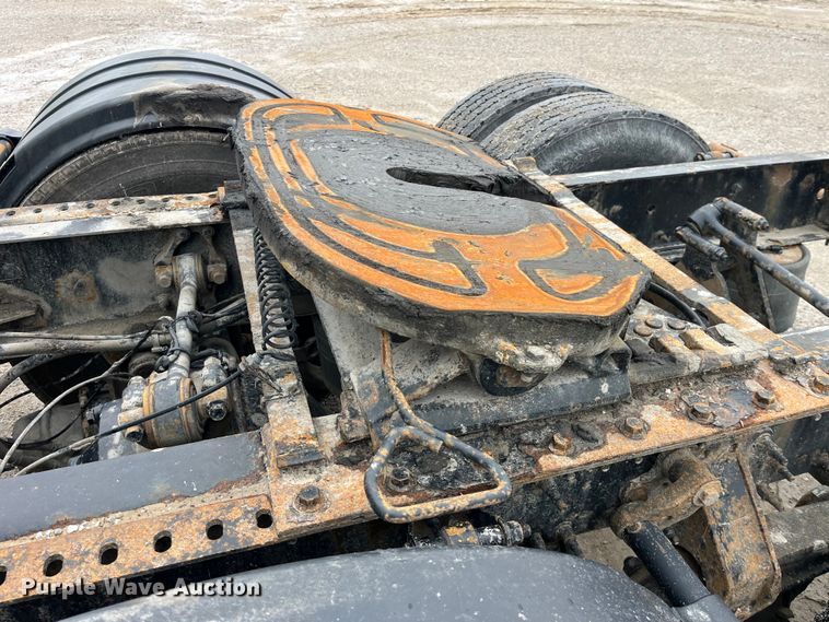 image for item LD9389 2013 Volvo VNL semi truck