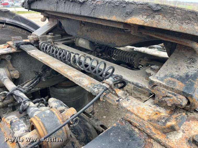 image for item LD9389 2013 Volvo VNL semi truck