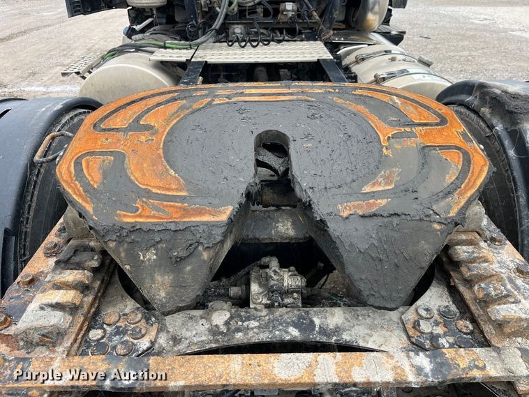 image for item LD9389 2013 Volvo VNL semi truck