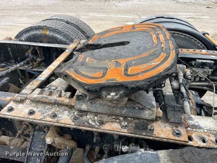 image for item LD9389 2013 Volvo VNL semi truck