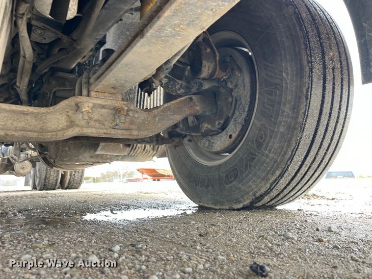 image for item LD9389 2013 Volvo VNL semi truck