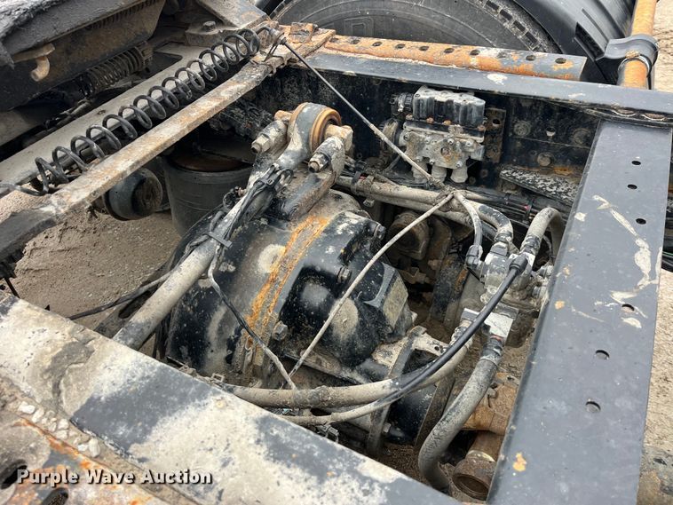 image for item LD9389 2013 Volvo VNL semi truck