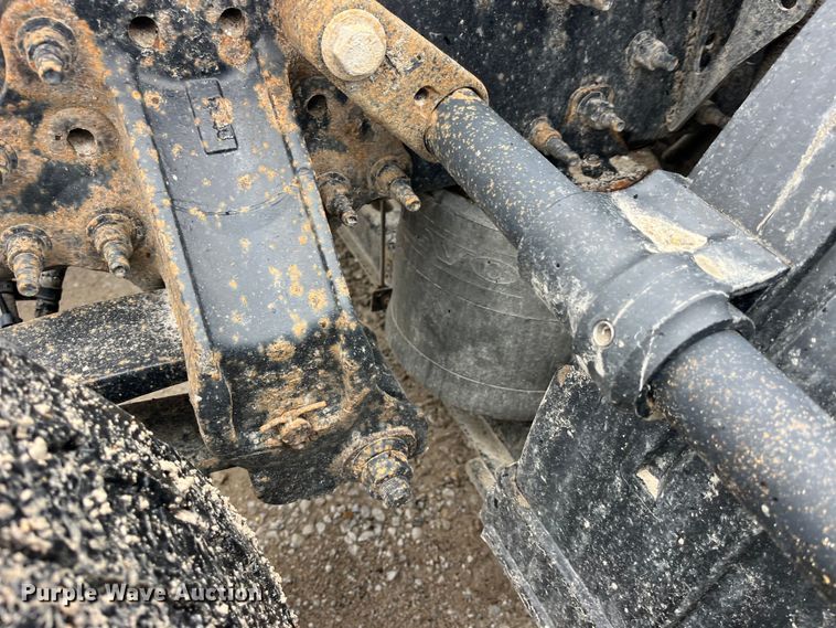 image for item LD9389 2013 Volvo VNL semi truck