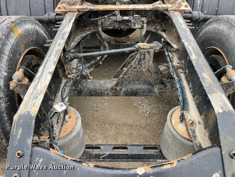 image for item LD9389 2013 Volvo VNL semi truck