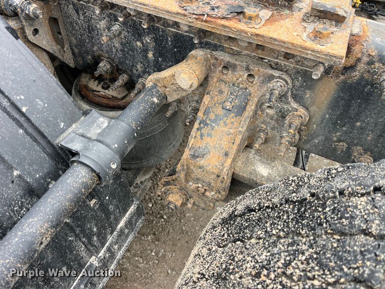 image for item LD9389 2013 Volvo VNL semi truck