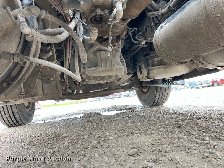 image for item LD9389 2013 Volvo VNL semi truck