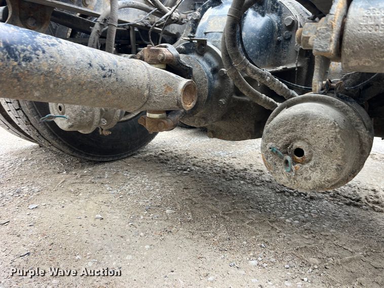 image for item LD9389 2013 Volvo VNL semi truck