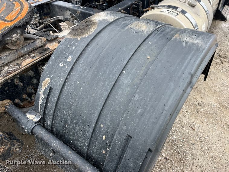 image for item LD9389 2013 Volvo VNL semi truck