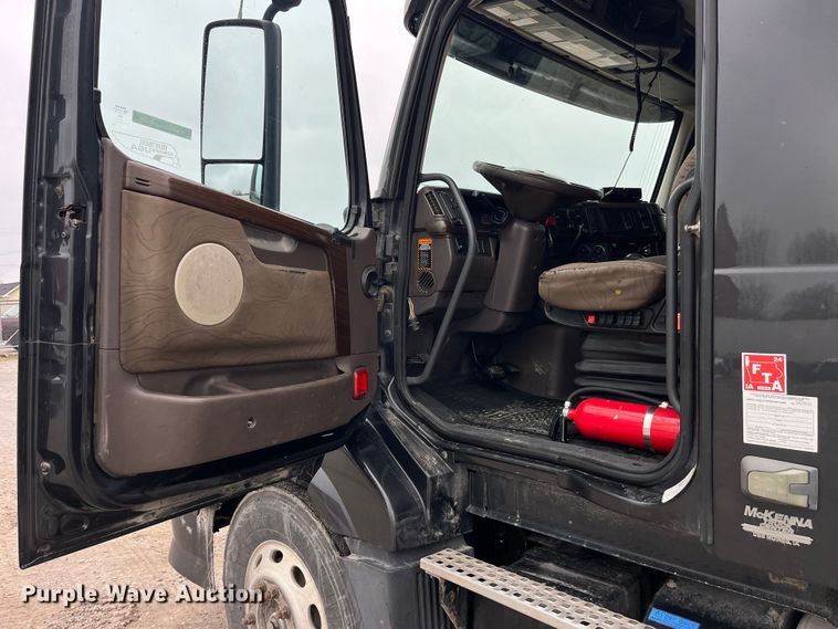 image for item LD9389 2013 Volvo VNL semi truck