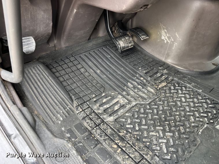 image for item LD9389 2013 Volvo VNL semi truck