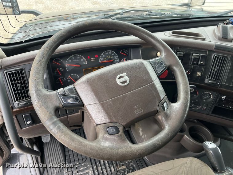 image for item LD9389 2013 Volvo VNL semi truck