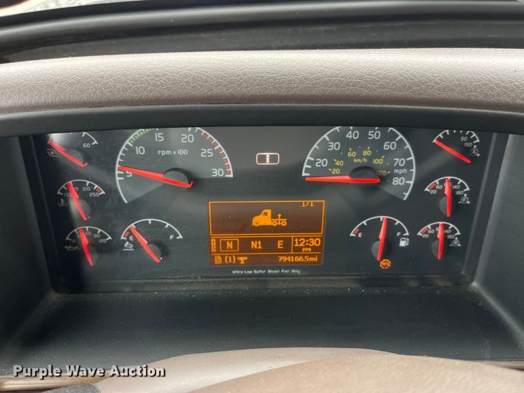 image for item LD9389 2013 Volvo VNL semi truck