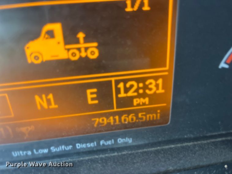 image for item LD9389 2013 Volvo VNL semi truck