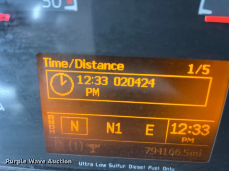 image for item LD9389 2013 Volvo VNL semi truck