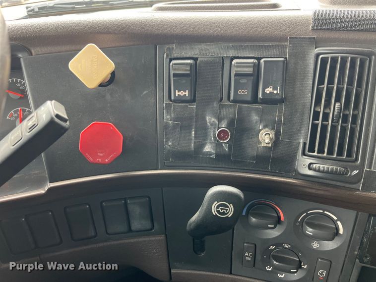 image for item LD9389 2013 Volvo VNL semi truck