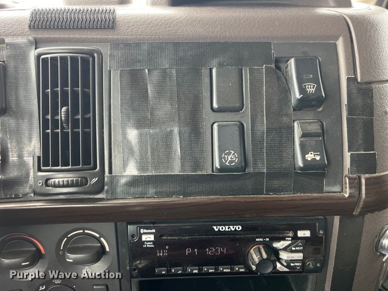 image for item LD9389 2013 Volvo VNL semi truck