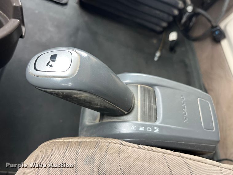 image for item LD9389 2013 Volvo VNL semi truck