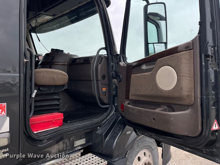 image for item LD9389 2013 Volvo VNL semi truck