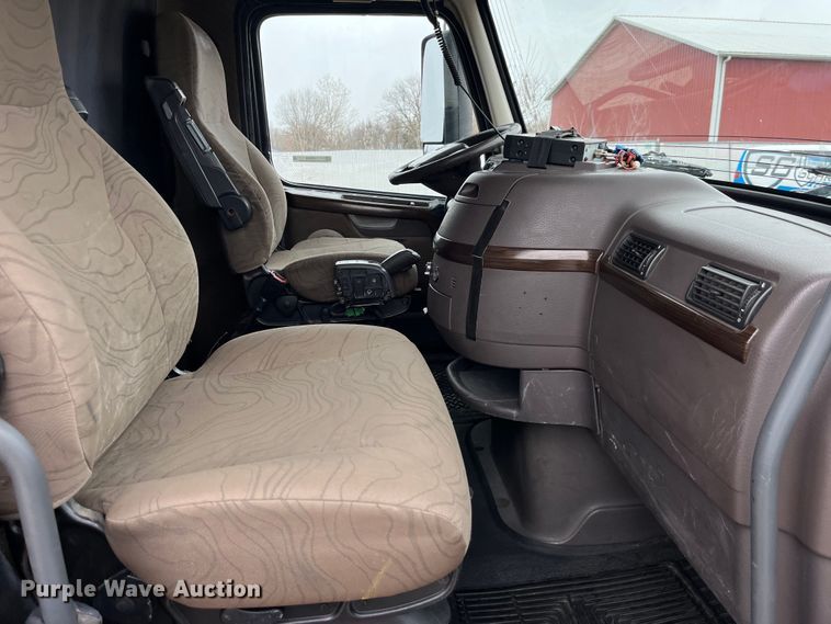 image for item LD9389 2013 Volvo VNL semi truck