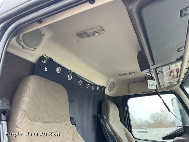 image for item LD9389 2013 Volvo VNL semi truck