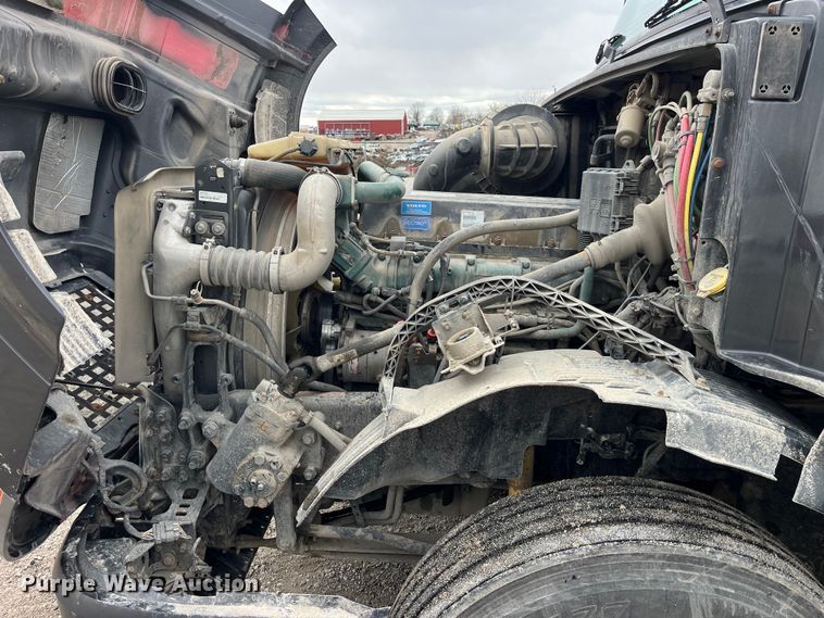 image for item LD9389 2013 Volvo VNL semi truck