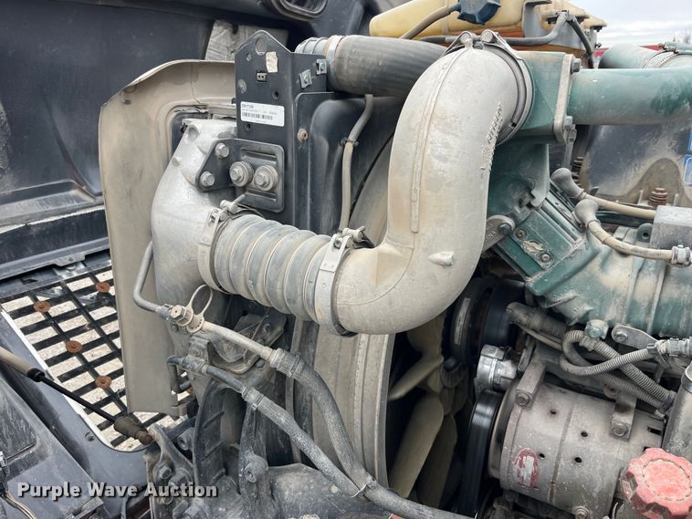 image for item LD9389 2013 Volvo VNL semi truck