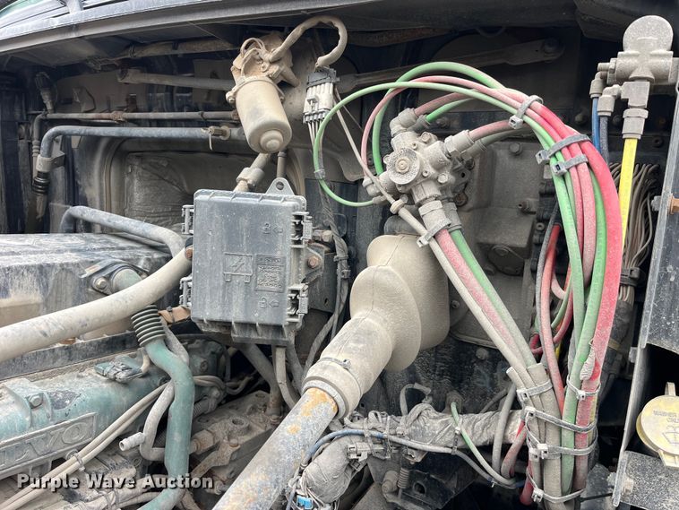 image for item LD9389 2013 Volvo VNL semi truck