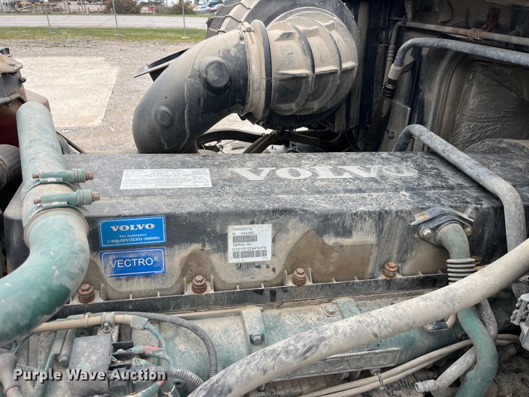 image for item LD9389 2013 Volvo VNL semi truck