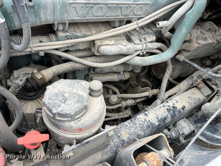 image for item LD9389 2013 Volvo VNL semi truck