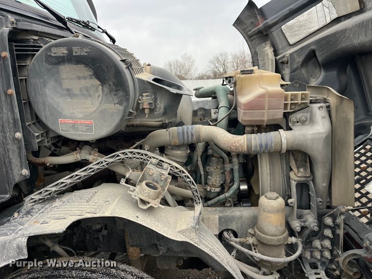 image for item LD9389 2013 Volvo VNL semi truck