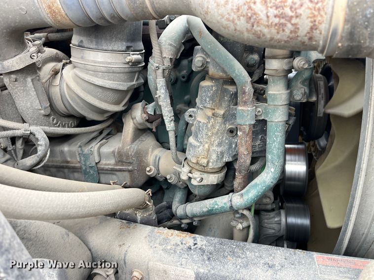 image for item LD9389 2013 Volvo VNL semi truck