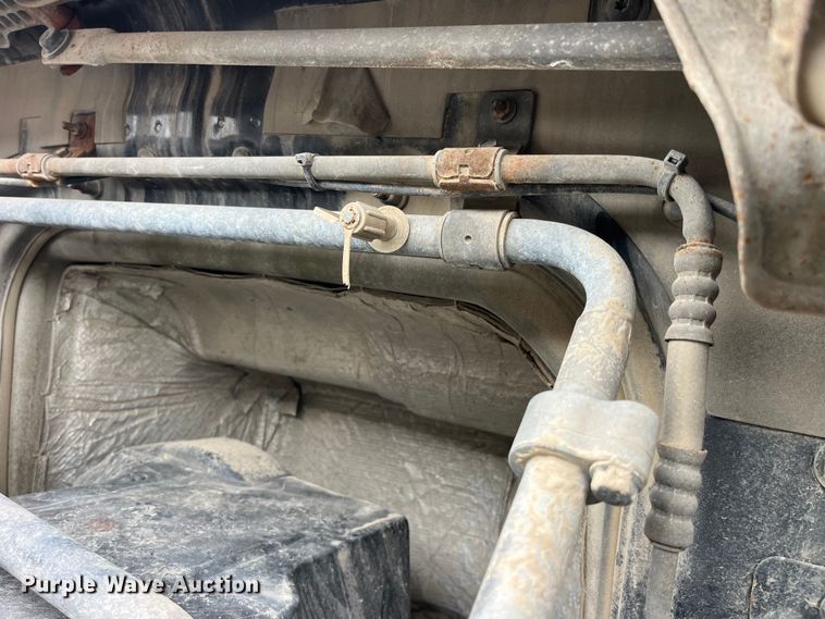 image for item LD9389 2013 Volvo VNL semi truck