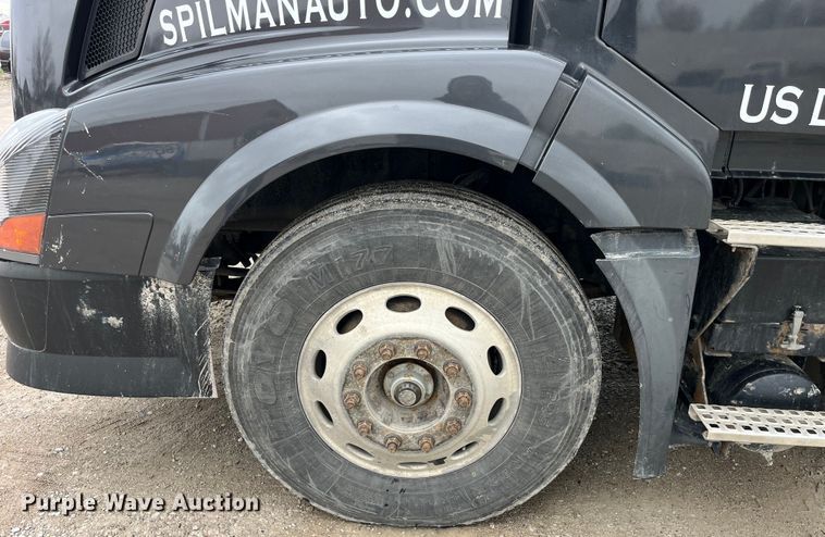 image for item LD9389 2013 Volvo VNL semi truck