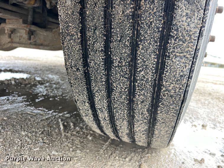 image for item LD9389 2013 Volvo VNL semi truck