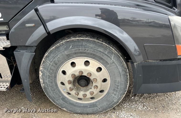 image for item LD9389 2013 Volvo VNL semi truck