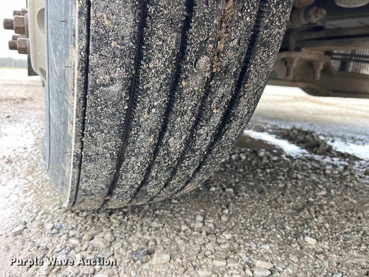 image for item LD9389 2013 Volvo VNL semi truck