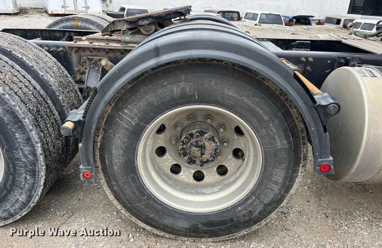 image for item LD9389 2013 Volvo VNL semi truck