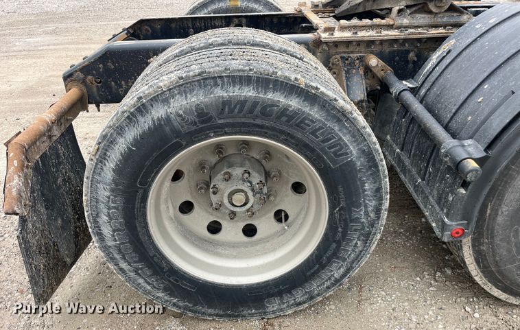 image for item LD9389 2013 Volvo VNL semi truck