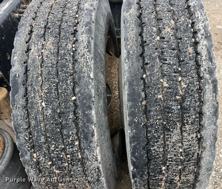 image for item LD9389 2013 Volvo VNL semi truck