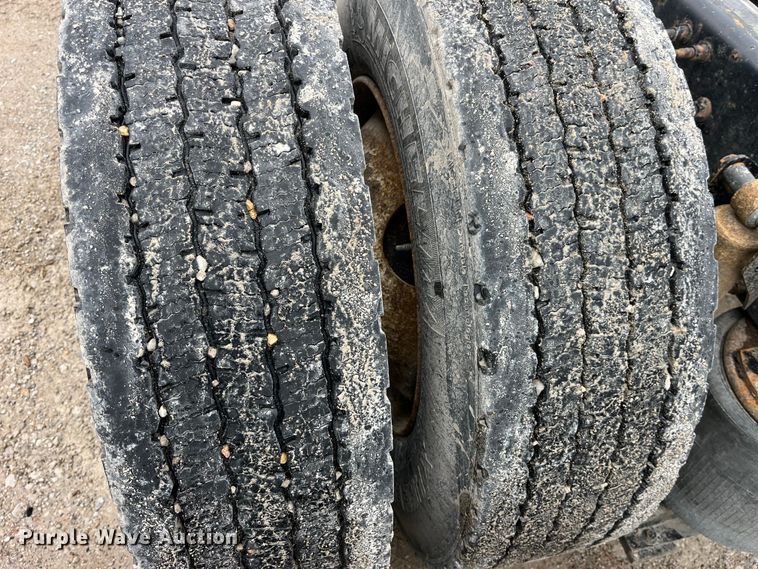 image for item LD9389 2013 Volvo VNL semi truck